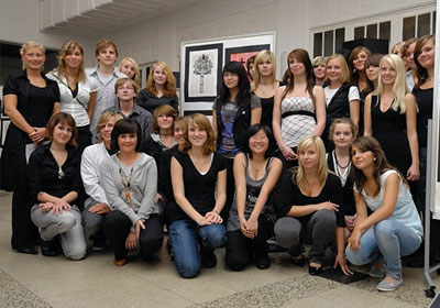 Foto: Schülerinnen und Schüler des Jahrgangs 10 präsentierten letzten Donnerstag ihre Werke in einer Ausstellung