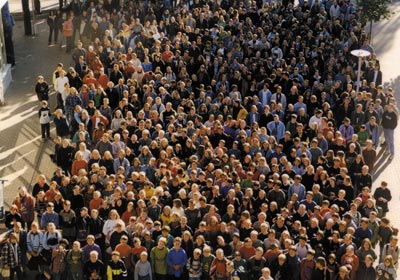 Foto: Die Schülerschaft 1999: Foto zum 10-jährigen Jubiläum der Schule