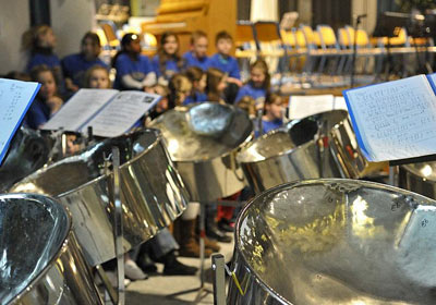 Foto: Die Ruhe vor dem musikalischen „Sturm“: Beim Partnerschaftskonzert durften natürlich auch die Steeldrums nicht fehlen.