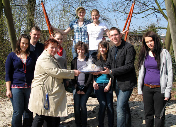 Foto: Die SV überreicht die Spende über 200 Euro