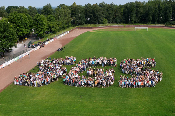 Foto: Beim letzten Schuljubiläum 2009 – 20 Jahre SGS – formten Schülerinnen und Schüler ganz sinnbildlich ihr SGS.