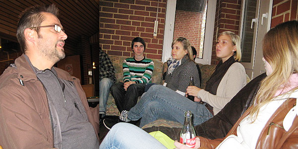 Foto: Jugendpfleger Benedikt Dorth (l.) diskutierte mit den Schülerinnen und Schülern im Sunshine