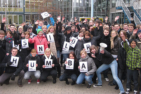 Foto: Der Abijahrgang 2010 beim 1LIVE-Schulduell 2010