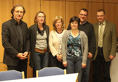 Foto: Schulleiter Ulrich Walter (links) mit dem Vorstand des Fördervereins (v.l.n.r.): Alexandra Nolde (2. Vorsitzende), Christiane Damberg (Musikprojekt), Kirsten Hentzel (Kassiererin), Dr. Eberhard Minnerop (1. Vorsitzender), Jörg Tuschmann (Schriftführer)