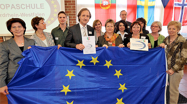 Foto: Ist jetzt auch Europaschule: Das Städtische Gymnasium Selm – hier ausgzeichnet von NRW-Schulministerin Sylvia Löhrmann am 8. April 2011.