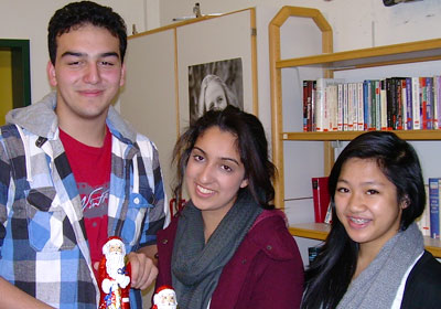 Foto: Massi Shirzada, Henna Eqbal und Noelle Gubatanga aus Australien sind in diesem Winter Gast am SGS.