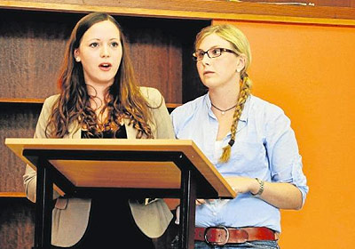 Foto: Karla Gerlin und Lea Rethmann hatten in der ersten Runde gute Argumente gegen einen Beitritt der Türkei zur EU.