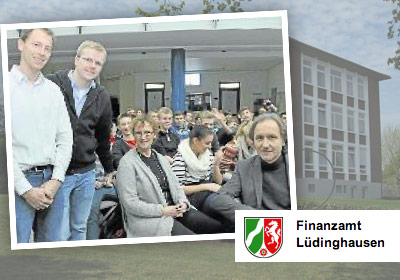 Foto: Der Leiter des Städtischen Gymnasiums, Ulrich Walter (r.), und seine Kollegen Irmgard Akono und Florian Mersch (2.v.l.) begrüßten den Finanzbeamten Carsten Prott, der einen Vortrag in der Schule hielt.