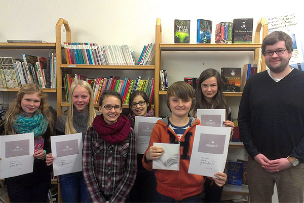 Foto: Marieke, Lea, Lisa, Nele, Mats und Eva mit Herrn Kühlenborg (v.l.n.r.).