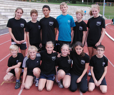 Foto: Die Mannschaft mit (v.l.n.r.) Lisa Mahler, Henrik Brinkmann, David Onweni, Joachim Walter, Niko Rotert, Carina Brosterhaus (stehend) und Felix Disselkamp, Marla Schröer, Julia Faßbender, Lara Seuffert, Maja Jungeilges, Neil Haacke (kniend).