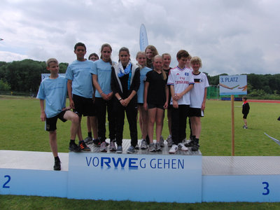 Foto: Die WK IV–Mannschaft bei der Siegerehrung (v.l.n.r.): Joachim Walter, David Onweni, Neil Haacke, Lisa Mahler, Maja Jungeilges, Marla Schröer, Carina Brosterhaus, Lara Seuffert, Julia Faßbender, Henrik Brinkmann, Niko Rotert und Felix Disselkamp