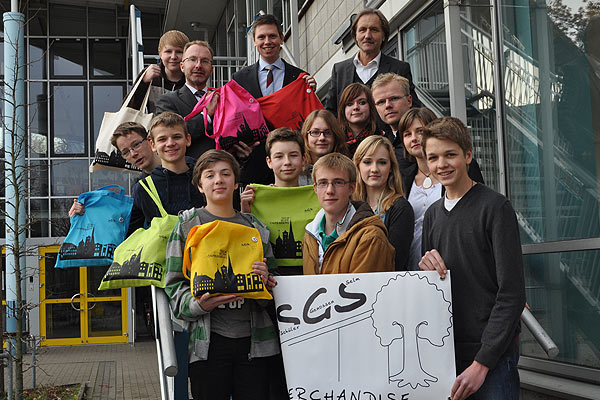 Foto: Die Schülergenossen Selm verkauften beim Tag der offenen Tür im Gymnasium und auf dem Selmer Adventsmarkt Jutebeutel im selbstentworfenen Design.