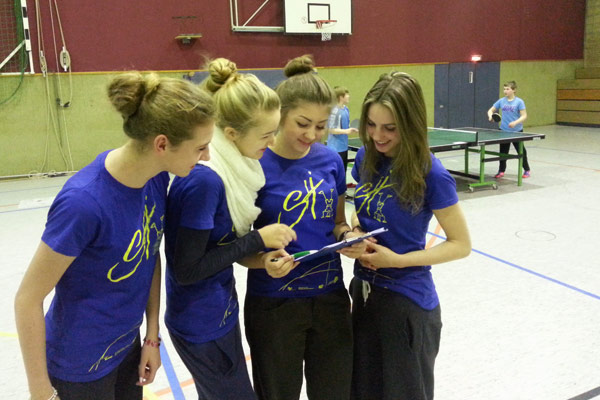 Foto: Sporthelfer begleiten den Tischtennisrundlauf.