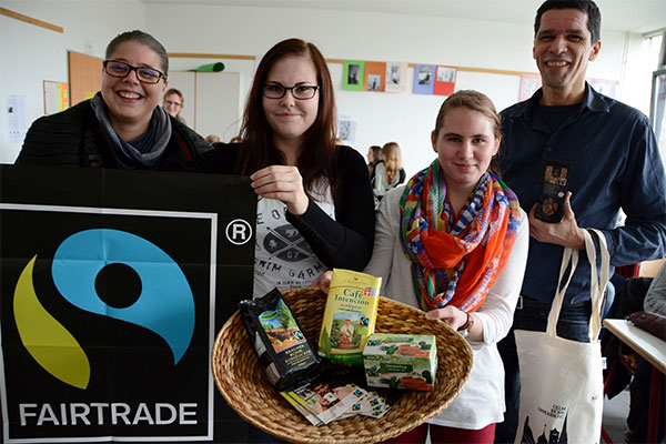 Foto: Schülerinnen wie Alina Fechte (r.) und Kathi Knappmann lernten von Jasmin Geisler (l.) und Marco A. da Costa Melo, was fairer Handel ist.