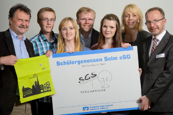 Foto: Die Schüler der Schülergenossenschaft im Düsseldorfer Landtag, Jana Langmann, Nathalie Bloch und David Diederich, wurden begleitet von den Landtagsabgeordneten Herbert Goldmann (1.) und Susanne Schneider (2. v.r.), Lehrer Florian Mersch (Mitte) und Vorstand Martin Potschadel (r.) von der Partnergenossenschaft Volksbank Selm-Bork. 