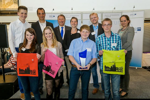 Foto: Mit bedruckten Baumwolltaschen und dem Konzept, das dahinter steckt, überzeugten die Schülergenossen beim IHK-Schulpreis. 