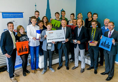 Foto: Stolze Preisträger: IHK-Präsident Udo Dolezych hat der Schülergenossenschaft des Gymnasiums einen Scheck über 3000 Euro für den ersten Platz beim IHK-Schulpreis überreicht. Es gratulierten auch Michael Ifland und Torsten Mack von der IHK, Martin Potschadel (Leiter Volksbank Selm-Bork), Schulleiter Ulrich Walter und die beiden betreuenden Lehrer Florian Mersch und Dagmar Bruns.