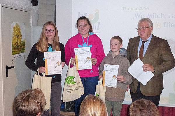 Foto: Alina Boettcher, Alessa Boettcher, Lukas Bay (v. l.) bekommen die Urkunde von LRSD Reinhold Klüter (Fachdezernent Biologie bei der Bezirksregierung Arnberg) überreicht.