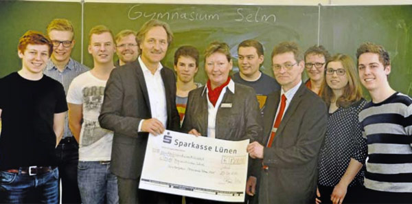 Foto: Die Siegerteams des Planspiels Börse im Bezirk Lünen. Platz eins ging an die „Börsenbomber“ Julian Linau (r.) und Lisa Döbbelin (2.v.r.), Platz zwei an „LoFiFo“ mit Vitus Forsmann (l.), Lutz Lohmann (2.v.l.) und Henrik Lindfeld (3.v.l.), Platz drei an Niklas Hanloh (5.v.r.) und Sven Gutzeit (6.v.l.). Alle drei Teams sind vom Gymnasium Selm. Zudem bekam Schulleiter Ulrich Walter (5.v.l.) einen
Scheck in Höhe von 1200 Euro von Norbert Olschewski (Sparkasse Lünen, 4.v.r.) und Ramona Ensberg (Sparka