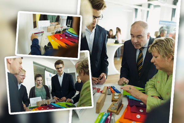 Foto: Die Delegation aus Selm präsentiert sich mit ihrem Angebot im Rahmen der Verleihungsfeier an die Schulministerin mit der Ehrenmedaille in Gold des Rheinisch-Westfälischen Genossenschaftsverbandes (RWGV) in Düsseldorf.