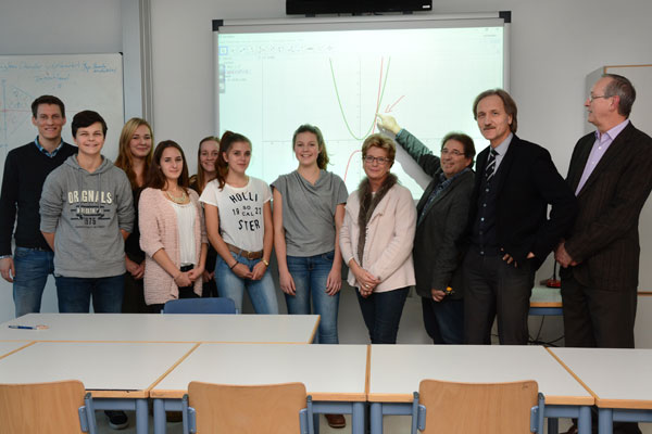 Foto: Der Förderverein des Gymnasiums hat der Schule drei weitere Whiteboards übergeben – für etwa 16.000 Euro. Die Lehrer Daniel Geukes (l.) und Eckehard Lehrmann (3.v.r.), die Schüler der 10. Klasse, Raimund Happ (r.), Christiane Damberg und Schulleiter Ulrich Walter überzeugten sich von der Funktion der Medientafeln.