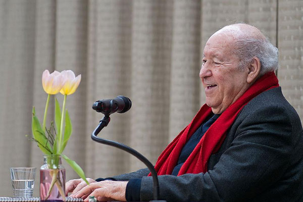 Foto: Wie hier in 2016 war Sally Perel regelmäßig Gast am SGS und las mehreren Schülergenerationen unserer Schule aus seiner Autobiographie „Ich war Hitlerjunge Salomon“ vor.