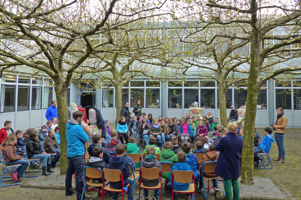 Foto: Da es am SGS keine Linden gibt, bildeten die vier Platanen im Innenhof die Kulisse für die Lesestaffel-Station an unserer Schule.