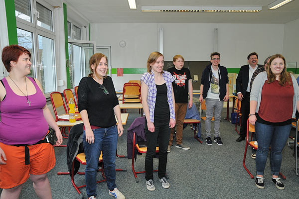 Foto: Der Schüler-Eltern-Lehrerchor bei der Probenarbeit.