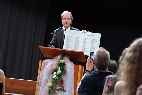 Foto: Übergabe der ersten Abiturienten-Ahnentafel.