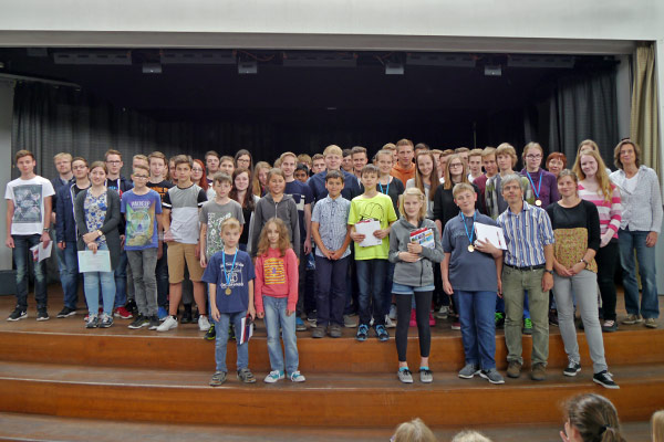 Foto: Die in diesem Schuljahr ausgezeichneten Schülerinnen und Schüler.