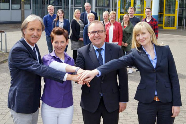 Foto: Die neue Kooperation zwischen dem Städtischen Gymnasium und lokalen Firmen beschlossen: Ulrich Walter (Schulleiter), Tanja Adick (Filialleiterin Bärenapotheke), Frank Dohmen (Personalleiter Remondis) und Kim Grewe (Personalleiterin Saria).