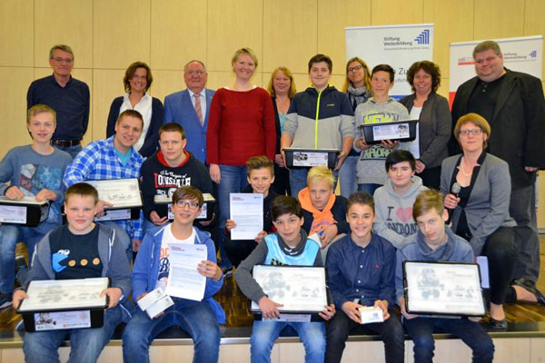 Foto: Vertreter des Gymnasiums und der Sekundarschule namen die Startersets entgegen.