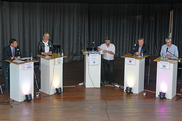 Foto: Die Diskussionsteilnehmer mit Moderator Volker Beckmann auf der Bühne des SGS.