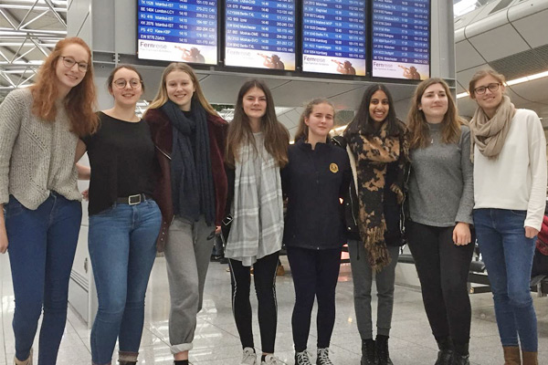 Foto: Lina, Helena, der australische Besuch Charlotte, Bridget, Zali und Shreya, sowie Nadine und Lena (die im letzten Jahr bei Zali zu Gast war). Es fehlt Paula, die sich auf der Skifreizeit des Jg. 10 befand.