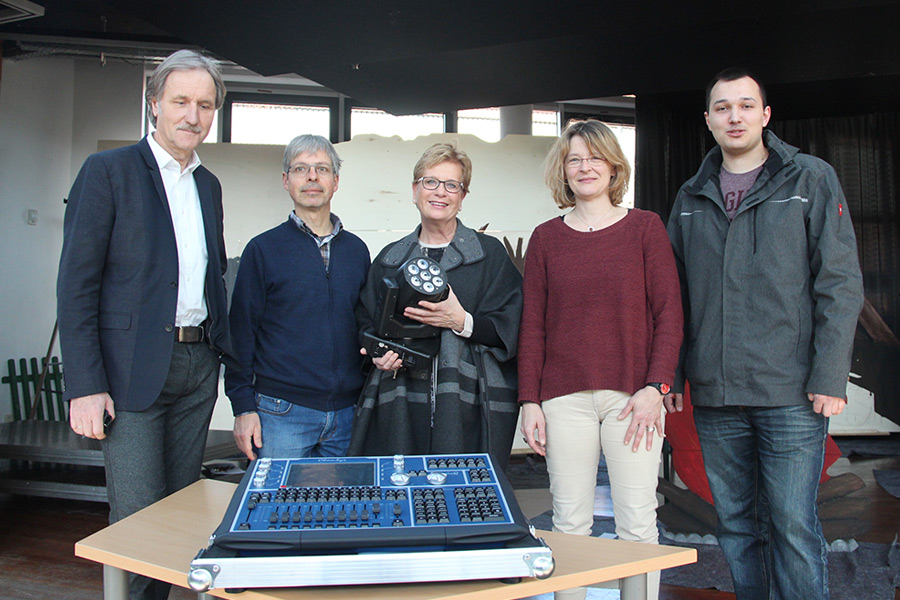 Foto: Schulleiter Ulrich Walter (v.l.), Musiklehrer Albert Grieser, die Vorsitzende des Fördervereins Christiane Damberg, die Leiterin der Theater-AG Ruth Holtermann und Veranstaltungstechniker Lucas Lettmann stellten die neue Anlage vor.