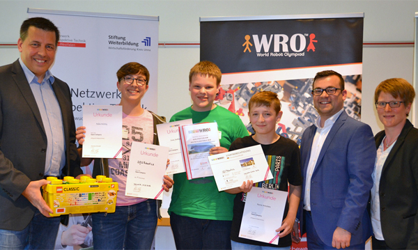 Foto: Der Schwerter Bürgermeister Axourgos (2.v.r.) gratulierte Fabio Hüttig (2.v.l.), Sven Jochheck (3.v.l.) und Kevin Werchau (4.v.l.) zum Sieg. Anica Althoff und WFG-Prokurist Christoph Gutzeit überreichten die Startberechtigung für das Deutschlandfinale der WRO.