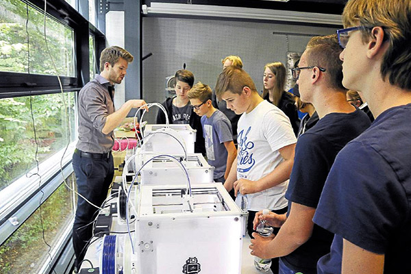 Foto: Auf Einladung der KARL-KOLLE-Stiftung nahmen Technik-Experten aus aktiven Roboter AGs von Schulen aus Lüdinghausen, Selm, Olfen, Nordkirchen und Werne mit ihren Lehrern am 3D-Druck-Workshop am Institut für Umformtechnik und Leichtbau (IUL) der Technischen Universität Dortmund teil.