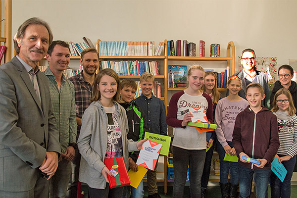 Foto: Ulrich Walter gratuliert den Gewinnern des Vorlesewettbewerbs.