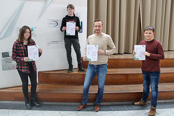 Foto: Die neu ausgebildeten Medienscouts Lennard Lezius (7a), Leander Rosin (7c) und Emily Nitschke (9b) mit Michael Checinski.