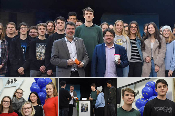 Foto: Politiker Michael Thews (SPD, vorne links) und Dennis Radtke (CDU) stehen Selmer Gymnasiasten Rede und Antwort.