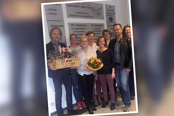 Foto: Schulleiter Ulrich Walter dankt Christiane Damberg für ihr langjähriges Engagement (von links U. Walter, M. Nußbeck, Chr. Damberg , A. Plogmaker-Eggenstein, N. Lang, A. Brüning, A. Godelmann, K. Rump).
