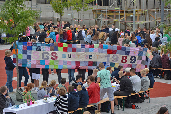 Foto: Das Schulbanner wird vorgestellt.