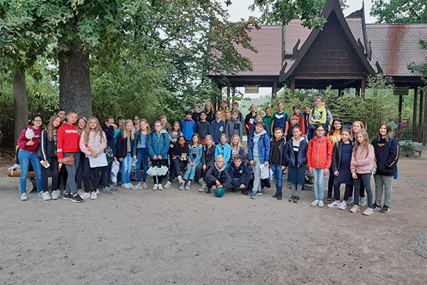 Foto: Besuchten den Geslenkirchener Zoo: Die Klassen 6a, 6b und 6c.