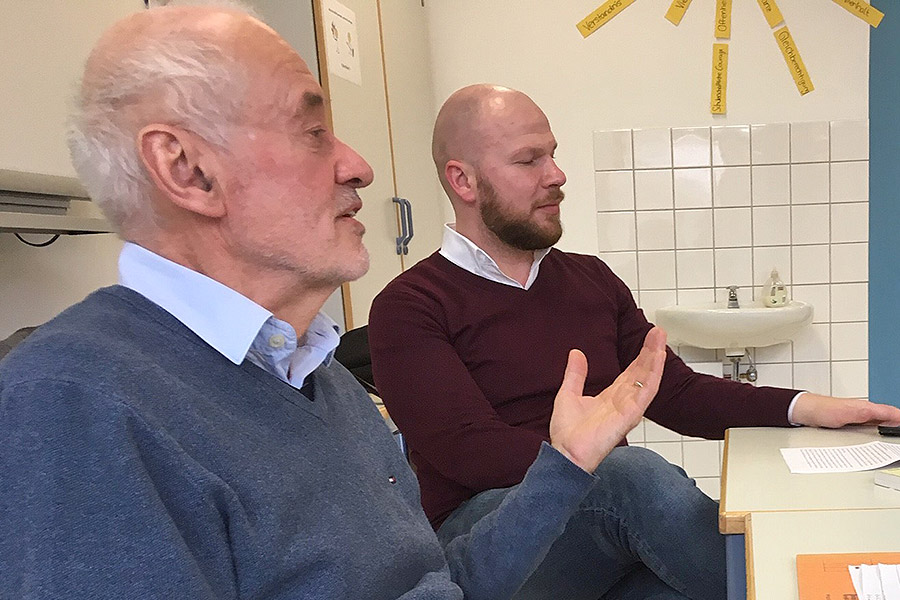 Foto: Alexander Richter (links) berichtet von seinen Erfahrungen in der DDR.