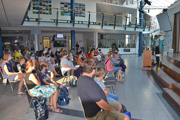 Foto: In diesem Jahr bunt maskiert: Die Einschulung am SGS.