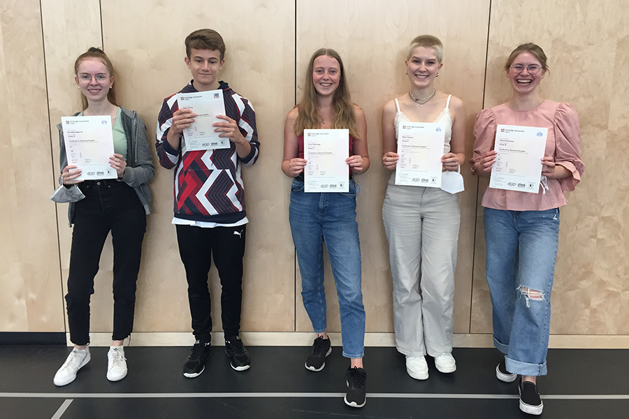 Foto: Die erfolgreichen Cambridge-Prüflinge mit ihren Urkunden.