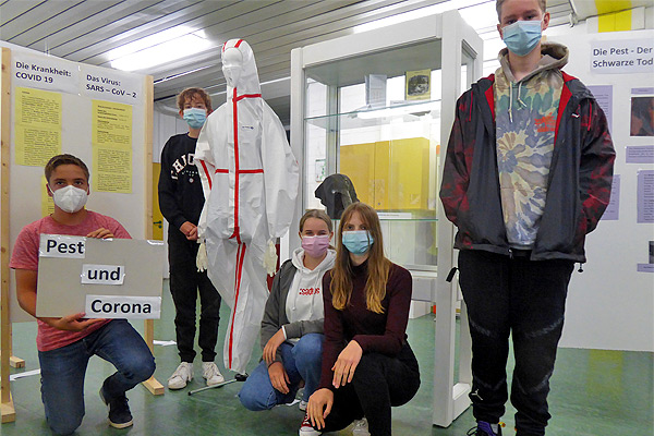 Foto: Die Ausstellung „Pest und Corona“ ist jetzt im Schulgebäude zu besichtigen.