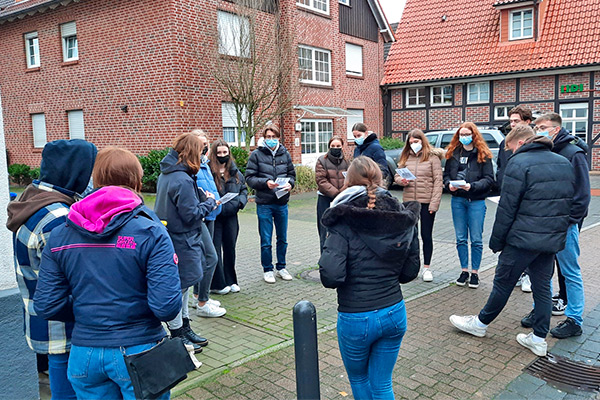 Foto: Die Schüler*innen der Q2 auf historischem Rundgang in Bork.
