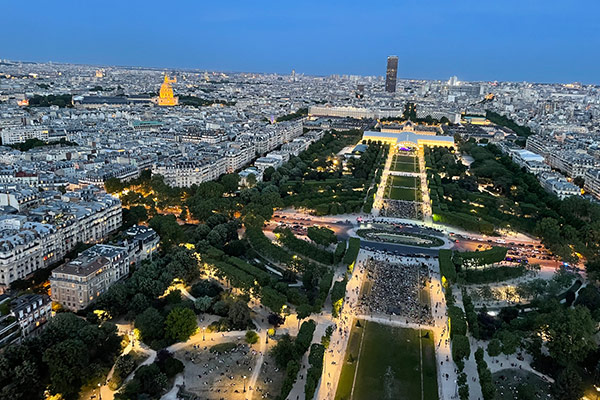 Foto: Blick vom Eiffelturm auf das abendliche Paris.