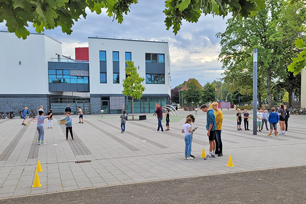 Foto: Bewegungsspiele auf dem Schulhof.